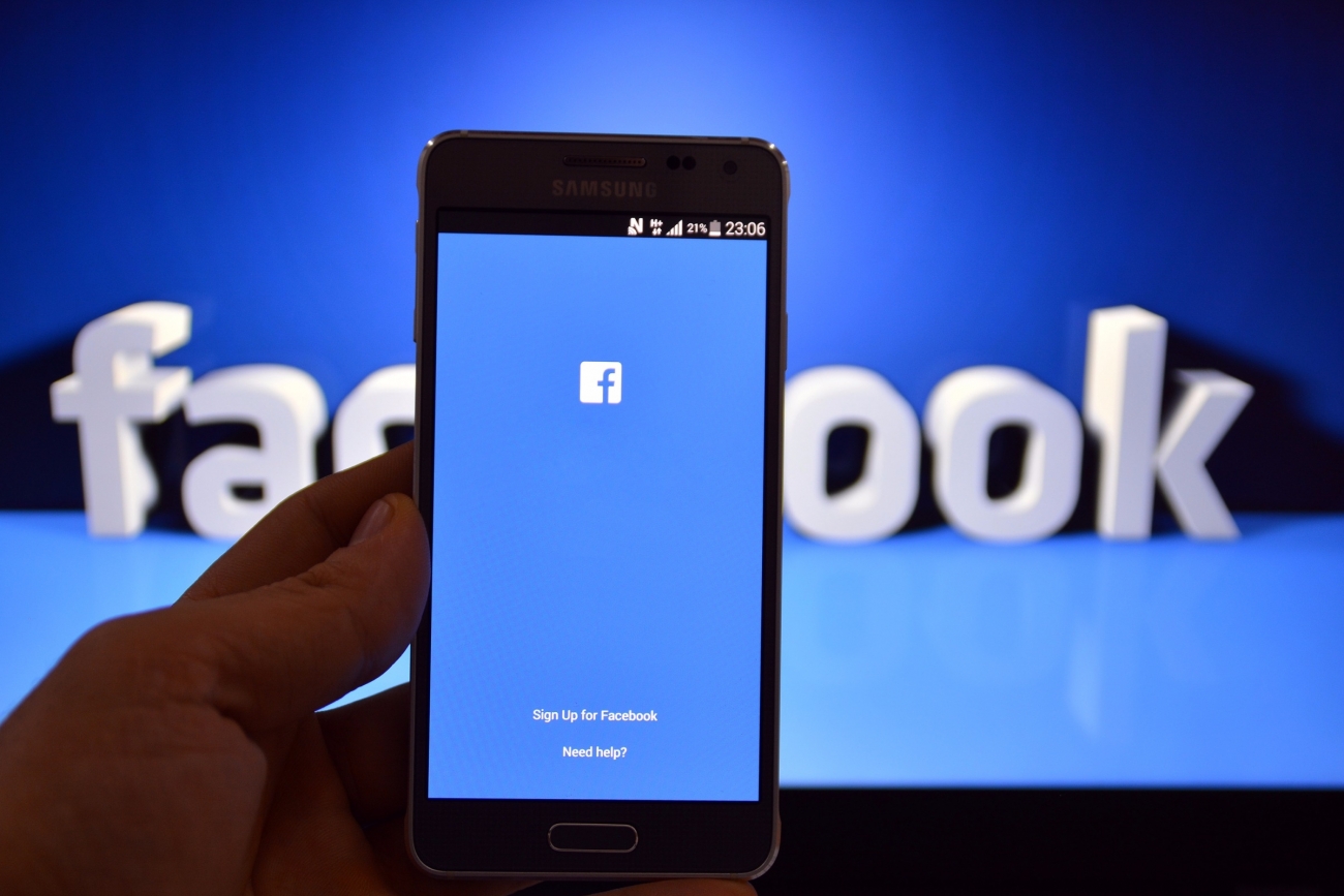 How to spy on someones Facebook messages without touching their cell phone