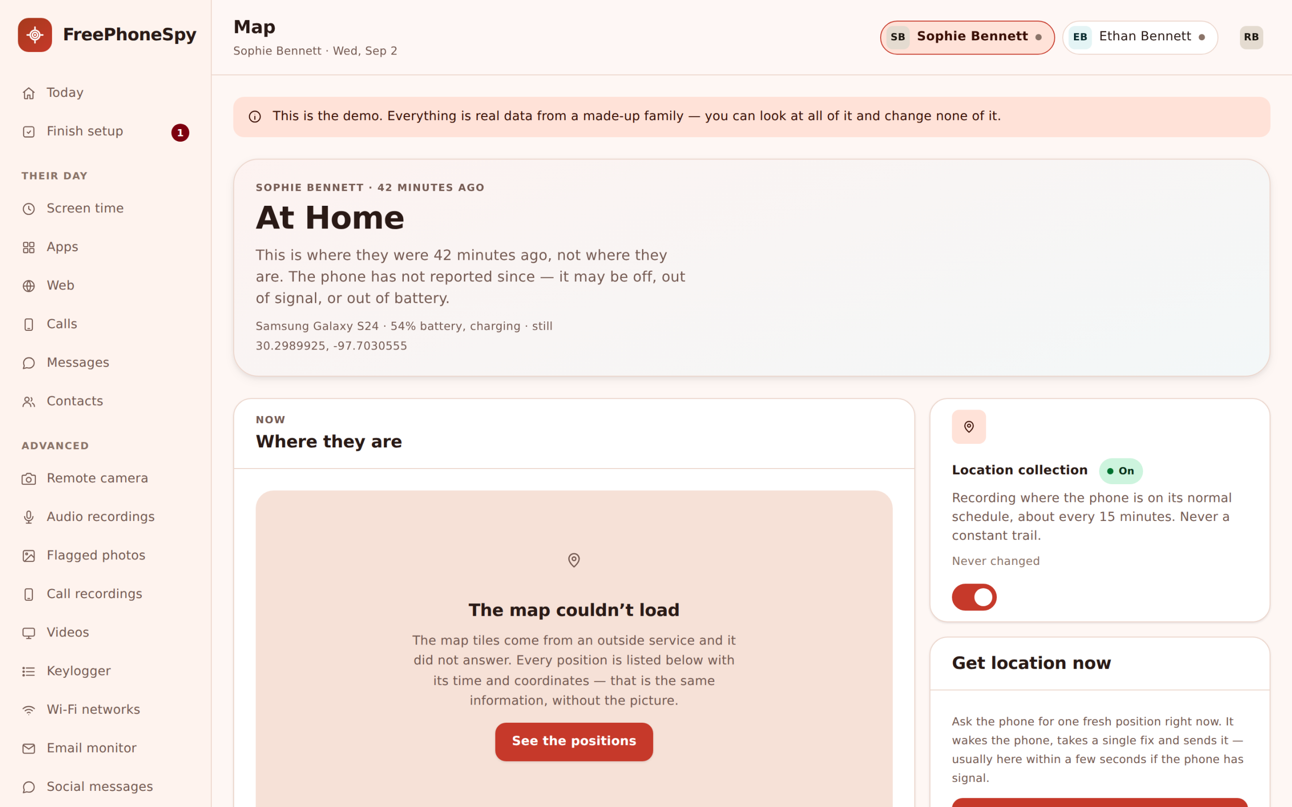 FreePhoneSpy web panel showing a child's live location on a city map with a last-seen time