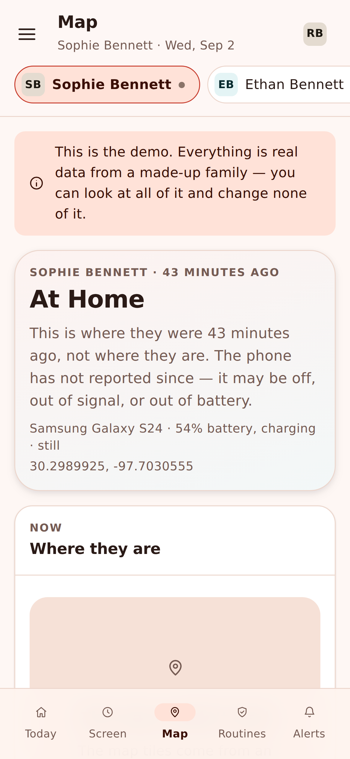 Mobile view of the FreePhoneSpy live map with a location pin and a locate-now button