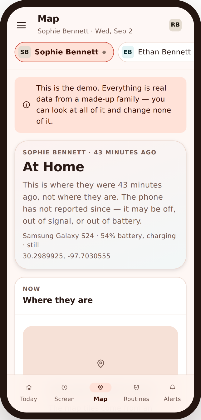 Phone mockup of the FreePhoneSpy map with a last-seen time and battery level shown beneath the location pin